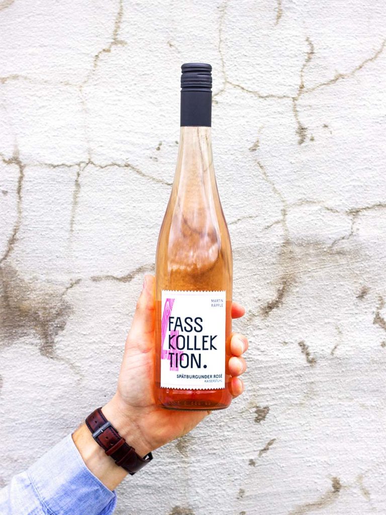 Wein Flasche in der Hand Spätburgunder Rosé Fasskollektion